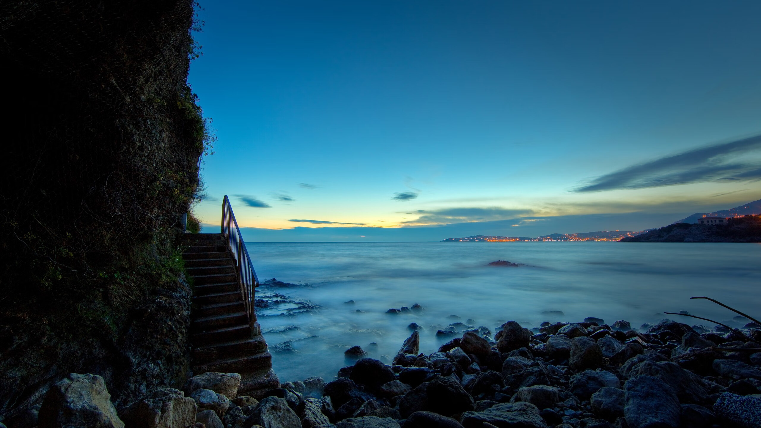 一记墨西哥波击穿高卢防线—格列兹曼东决式接管如何诠释足球的战术革命？