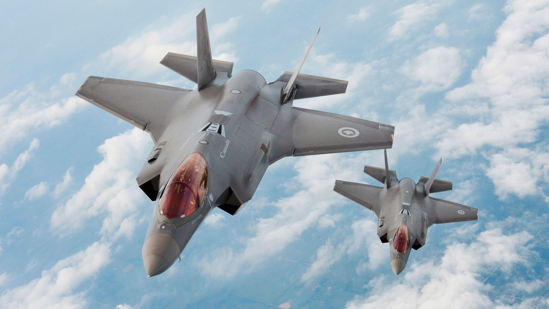 橙色闪电撕裂蓝色防线—从F1战术到足球场的超车哲学